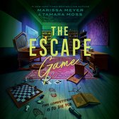 Boekomslag 'The Escape Game' met de titel in grote gele letters, boeken, schaakbord en een open boek. #1 NEW YORK TIMES BESTSELLING AUTHOR MARISSA MEYER & TAMARA MOSS.
