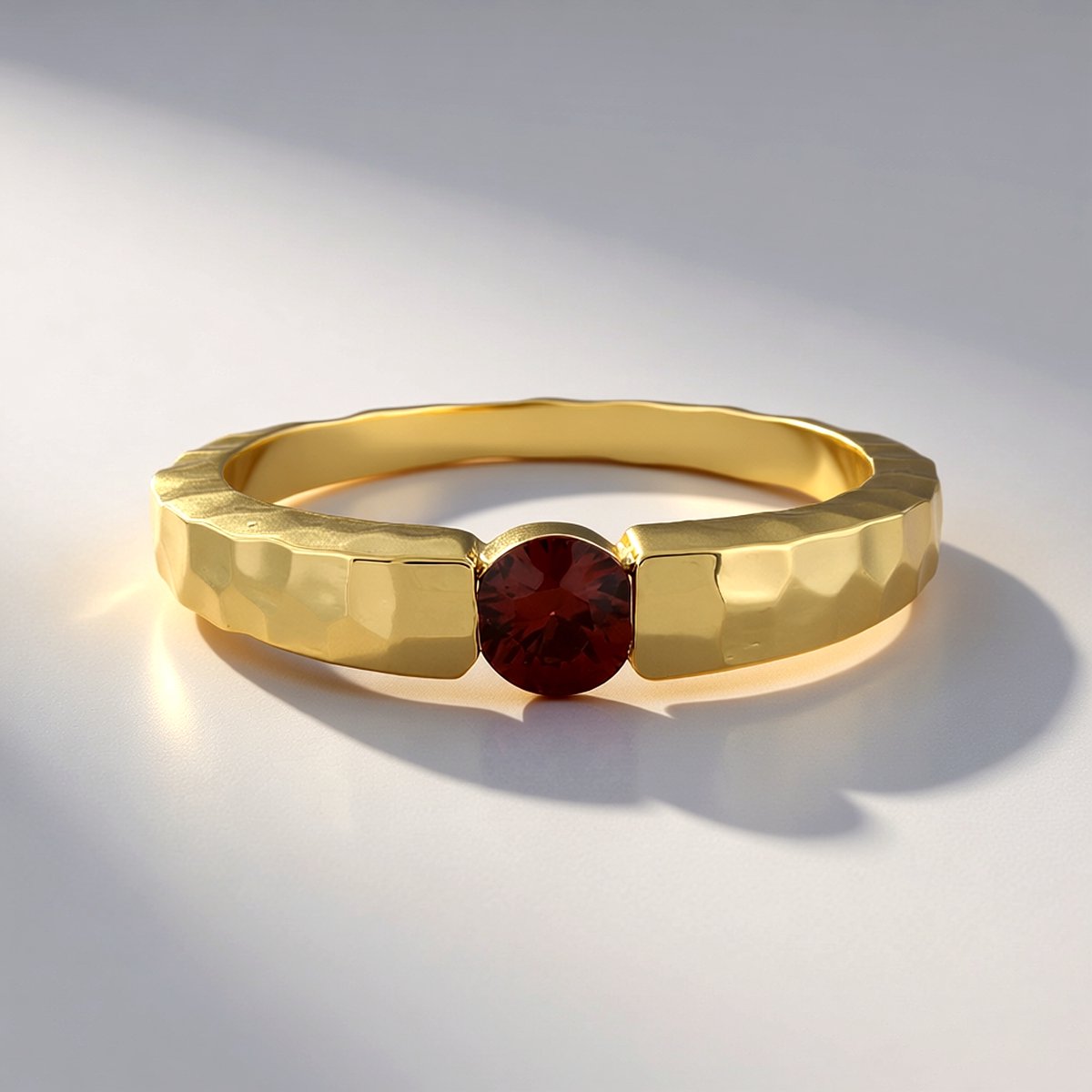 Cavill - Vergulde 925 Sterling Zilveren Ring met 0,345 ct Roze Zirkoon Rond Slijpsel - Elegante Damesring met Gehamerd Design, Maat 18