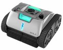 Grijze en witte robotzwembadreiniger met zwarte rupsbanden en blauwe verlichting.