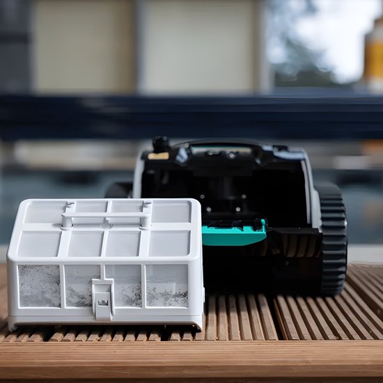 Zicht op de achterkant van een robotzwembadreiniger met een uitneembaar filterreservoir ernaast.