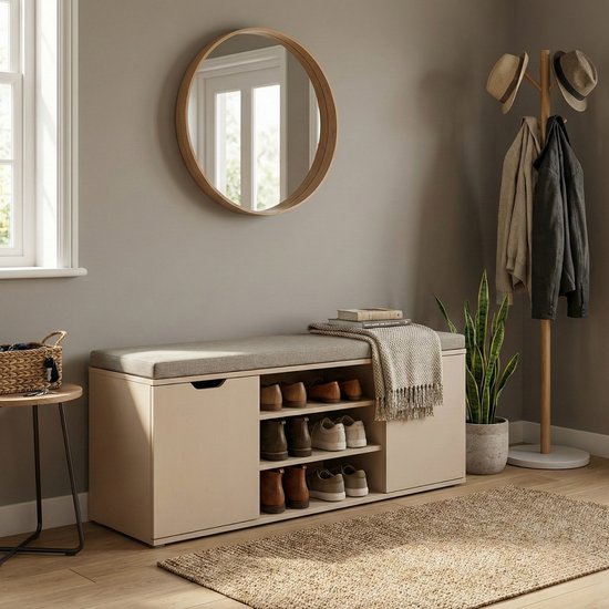 Licht beige schoenenkast met zitbank, 3 open vakken en 2 deuren. Een spiegel en kleerhanger ernaast.