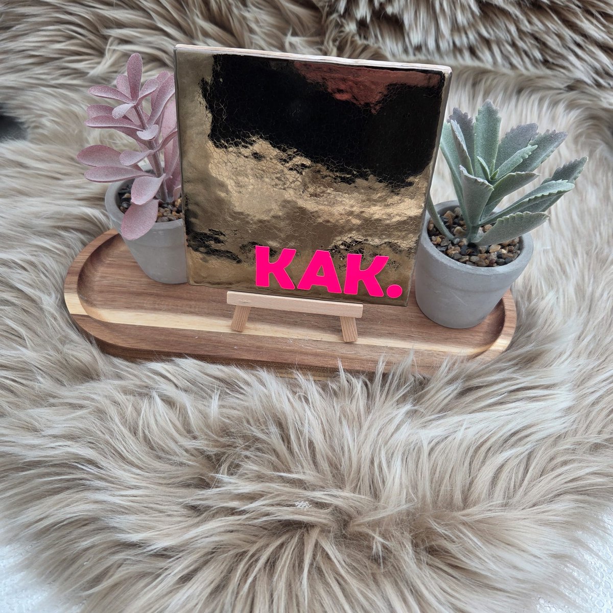 Robuust Wenstegeltje “KAK.” – 13X13CM – Humoristisch Cadeau – Trendy nu – Wanddecoratie – Cadeau voor Nieuwe Woning, Housewarming of voor vriend(in) – Sfeervol en Persoonlijk – Zomaar - Wc decoratie – Decoratief Tegeltje met Standaard – Cadeau Idee