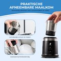 Zwarte elektrische koffiemolen. Bovenste maalcontainer wordt uit de behuizing gehaald. Links: container wordt afgespoeld, daarna in vaatwasser geplaatst.