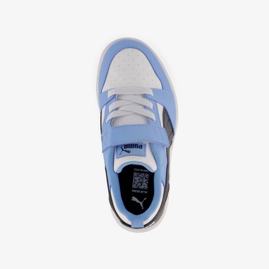 Top view van een witte sneaker met lichtblauwe en zwarte accenten, veters en klittenband.