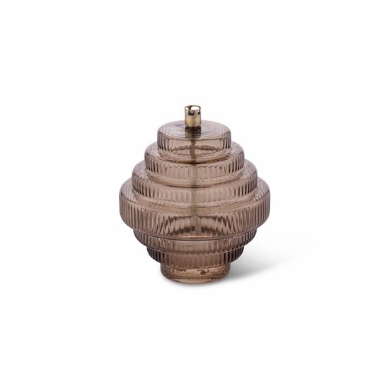 Bruine, geribbelde glazen olielamp met messing dop. De lamp heeft een gelaagd, gestapeld design.
