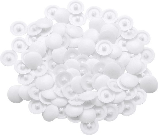 Une pile de cache-vis ronds et blancs en plastique sur fond blanc.