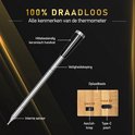 Draadloze thermometer met RVS staaf, zwarte handgreep en gedetailleerde weergave van oplaadbasis met knoppen en poorten.