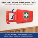 Rode EHBO-koffer en wandhouder, klaar om aan de muur te worden bevestigd.