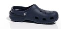 Crocs Clog bleu marine, photographié sur le côté avec réflexion.