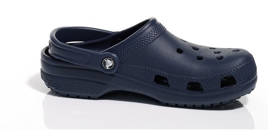 Crocs Clog bleu marine, photographié sur le côté avec réflexion.