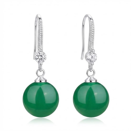 Zilverkleurige oorhangers met bolle groene kralen en sprankelende stenen.