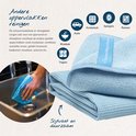 Chiffons microfibre bleus avec le texte 'Geweldigschoon'. Montre lavage, voiture, plaque de cuisson, miroirs et fenêtres.