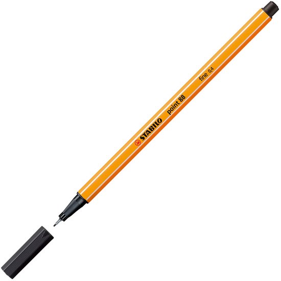 Eén STABILO point 88 fineliner met oranje gestreepte body en zwarte dop.