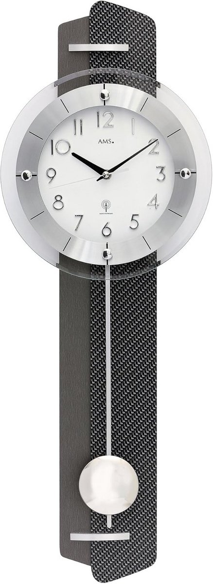 Wandklok met Pendule en Radio, Koolstof-look op Houten Achtergrond