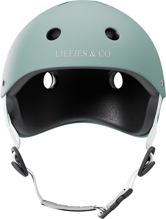 Zalmgroene kinderhelm met verstelbare bandjes en kinbescherming.