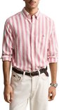 Buste van een man in een roze en witte gestreepte linnen mix blouse met een logo op de borstzak.