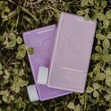 Deux bouteilles KEVIN.MURPHY violettes sur l'herbe, une avec un logo K.