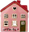 Maisonnette rose en céramique avec toit rouge, fenêtre en forme de cœur, fenêtres, porte verte et décor de vrille de fraises.