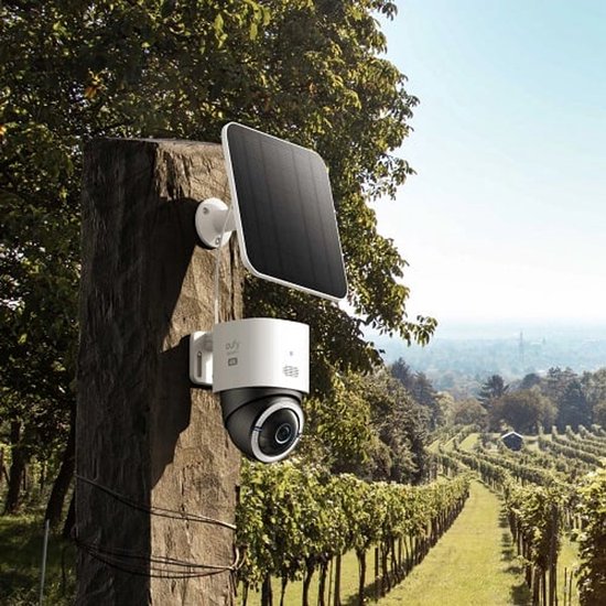 4K buiten camera met zonnepaneel op een houten paal in een wijngaard.