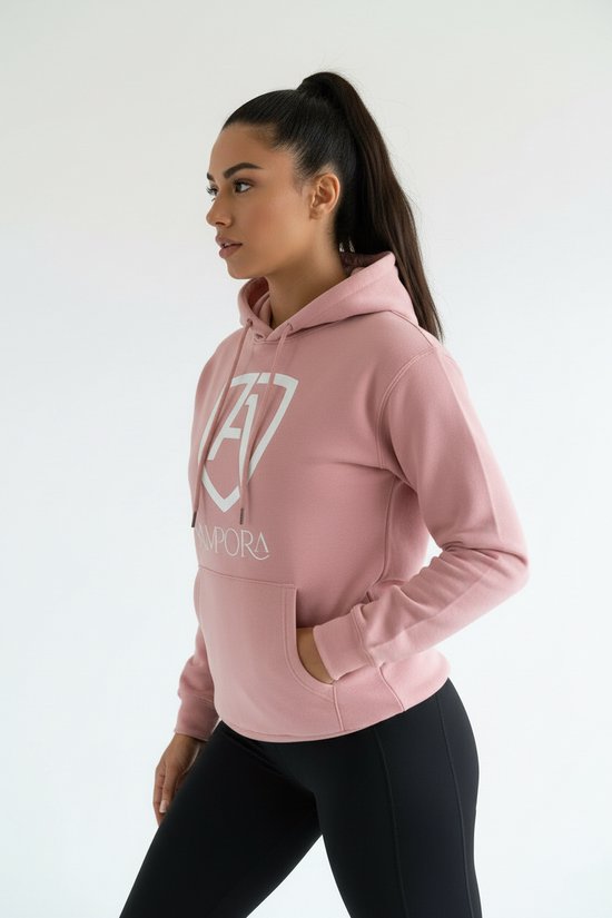 Vrouwen met paardenstaart dragen een roze AMPORA hoodie met witte opdruk en zwarte legging.