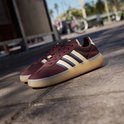 Bordeauxrode sneaker met beige en blauwe strepen, beige zool.