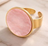 Lundholm Amee Statement Ringen Dames Goudkleurig - Verstelbare Cuff Ring met Grote Roze Natuursteen - Ring met Steen One Size - Jewellery PVD Goud Verguld - Sieraden Dames - Sinterklaas Cadeautjes - Bedankt Cadeautje - Cadeau Collega - my Lundholm
