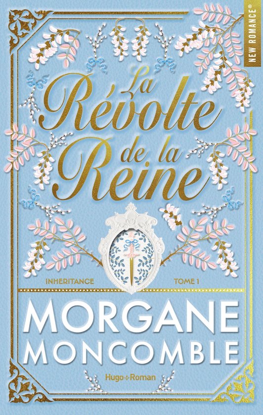Couverture du livre 'La Révolte de la Reine' en lettres dorées sur fond bleu pâle, ornée de branches fleuries roses et blanches.
