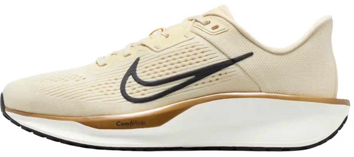 Nike quest 6 in de kleur ecru. Creme