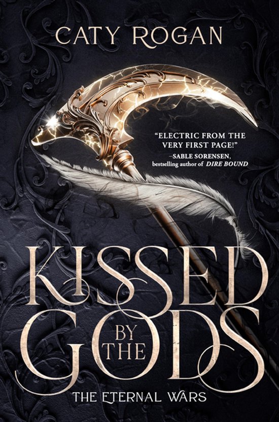 Boekomslag 'Kissed by the Gods' door Caty Rogan, met een gouden sikkel met blikseminslag en een veer.