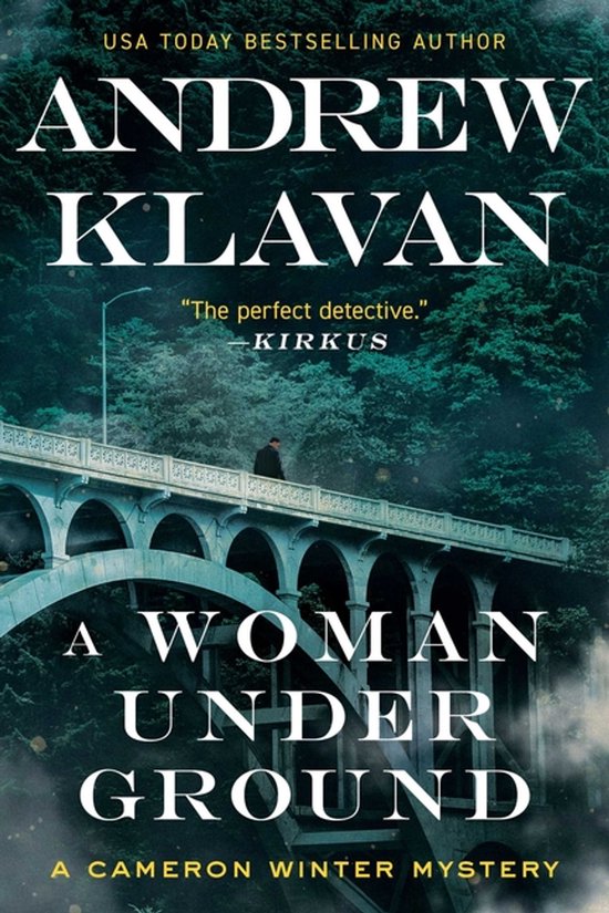 Boekomslag met Andrew Klavan's 'A Woman Under Ground'. Een brug overschaduwd door donkere bomen. "The perfect detective."