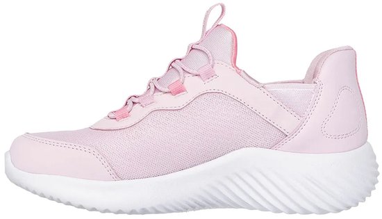Roze Skechers Slip-ins sneaker met witte zool, kijkend vanaf de zijkant.