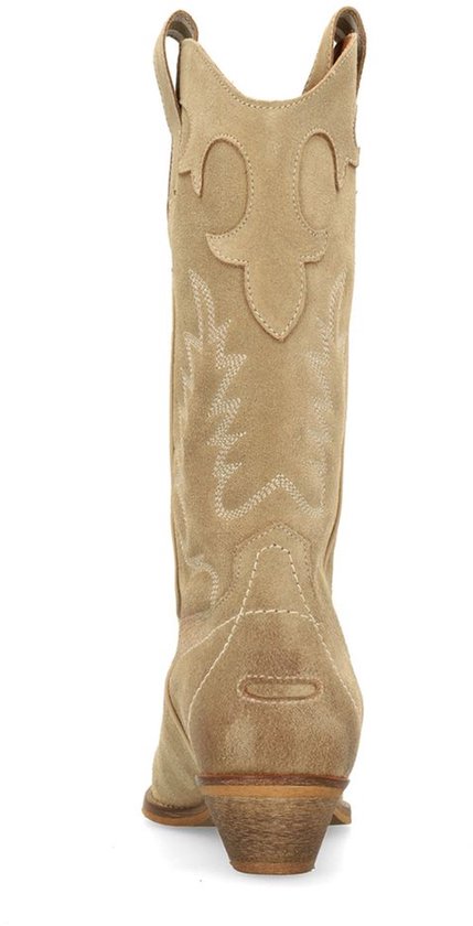 Achterkant lichtbruine suède cowboylaars met decoratieve witte sierstiksels.