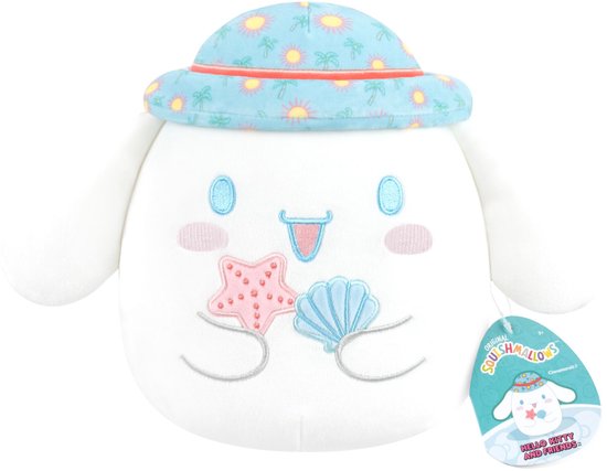 Witte Cinnamoroll knuffel met blauwe zonnehoed, houdt een roze zeester en schelp vast. "Original Squishmallows" label.