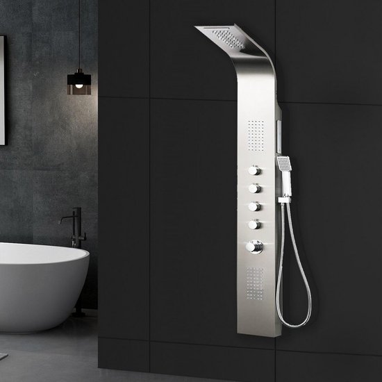 RVS douchepaneel met waterval- en massagedouches, handdouche en temperatuurregelaar, gemonteerd aan een donkere betegelde muur naast een wit bad.