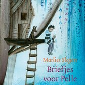 Een jongen met een gestreept shirt zit op een tak met een hondje, naast een boomhut en ladders. 'Marlies Sleegers, Briefjes voor Pelle'.