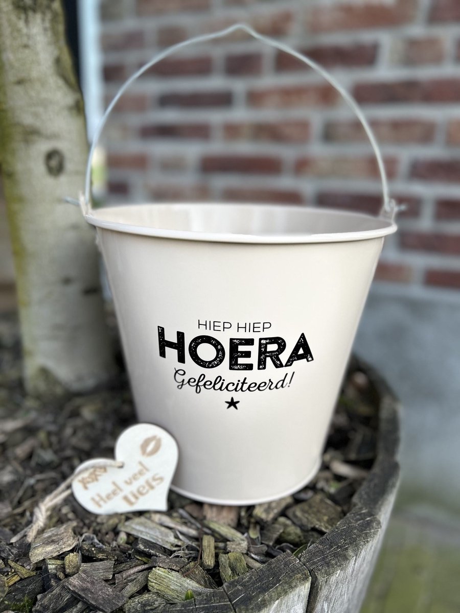 Creaties van Hier – Cadeau emmer Hoera met houten hartje - 24 cm – zink - decoratie