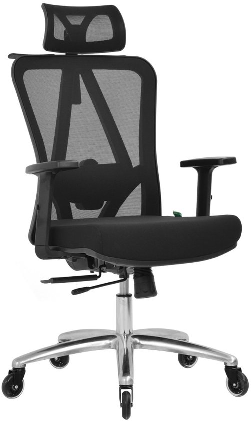 Zwarte ergonomische bureaustoel met mesh rugleuning, verstelbare hoofdsteun en armleuningen, op een glanzend metalen onderstel.