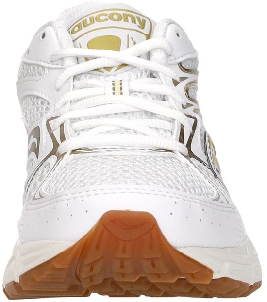Vooraanzicht van een witte Saucony sneaker met gouden accenten en een crèmekleurige zool met bronzen loopvlak.