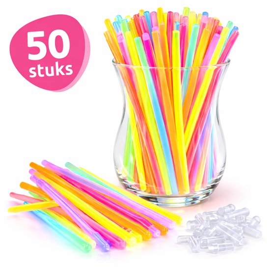 Een glas gevuld met 50 veelkleurige glowsticks. Een stapel glowsticks en connectoren ligt ernaast.