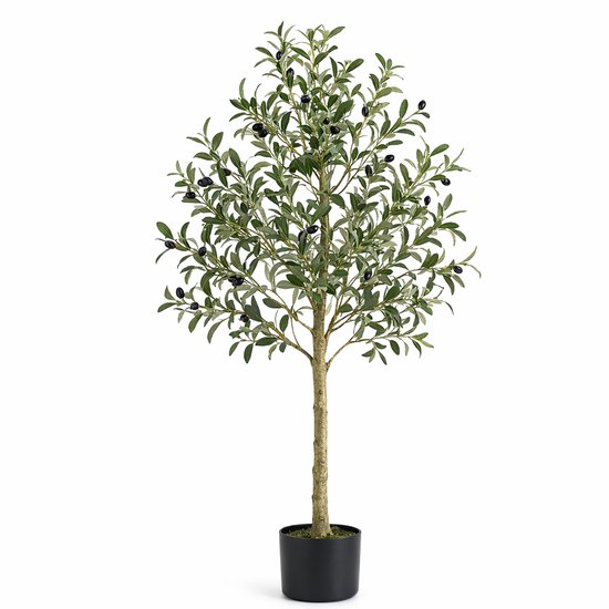 Een kunstmatige olijfboom met groene bladeren en zwarte olijven in een zwarte pot.