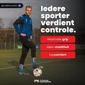 Voetballer met Fitsockr gripsokken in het zwart en blauw, met de tekst 'Iedere sporter verdient controle'.