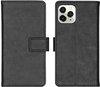 Zwarte imoshion Luxe Booktype telefoonhoes, opengeklapt, met camera-uitsparing.