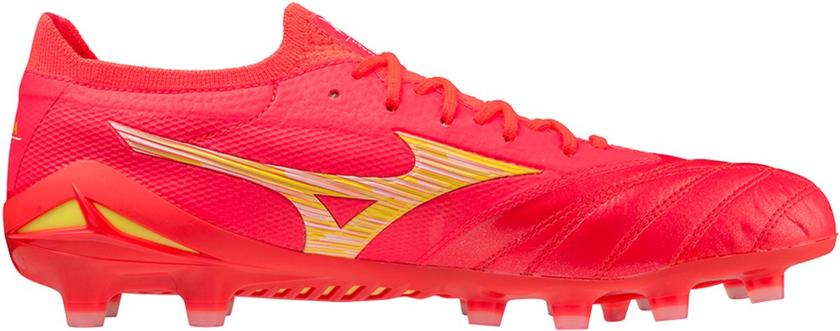 Mizuno Morelia Neo IV Beta Japan voetbalschoen in rood, maat 41, met een blotevoetengevoel en verbeterde grip.