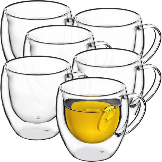 Cinq mugs à double paroi vides avec anse, un rempli de thé jaune et de citron.