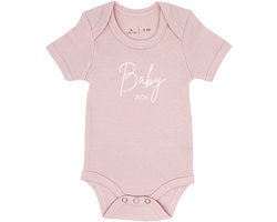 Romper Roze met Bedrukking Baby 2026 – Maat 50-56 – Zwangerschap Aankondiging – Cadeau – Baby Announcement