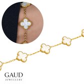 Gouden armband met witte klavertjes vier op een witte achtergrond, met een ingekaderde close-up.