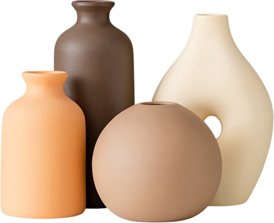 Groupe de quatre mini-vases en céramique mate dans les tons marron, orange, crème et beige.