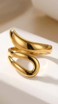 Lundholm Yinthe Ring Dames Goud Kleurig – Premium Stainless Steel Jewellery PVD Gold Plated – Geometrische Statement Ring – Verstelbaar One Size my – Scandinavisch Design