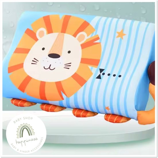 Coussin enfant bleu en forme de lion avec crinière orange, corps rayé, étoiles et pattes.