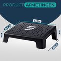 Zwarte, ergonomische voetensteun met afmetingen: 33x26,5x14 cm. Hoogte aan de voorzijde 7 cm, aan de achterzijde 18 cm.